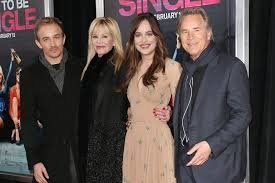 Dakota Johnson Geschwister – Alle Infos über ihre Familie und Halbgeschwister dakota johnson geschwister